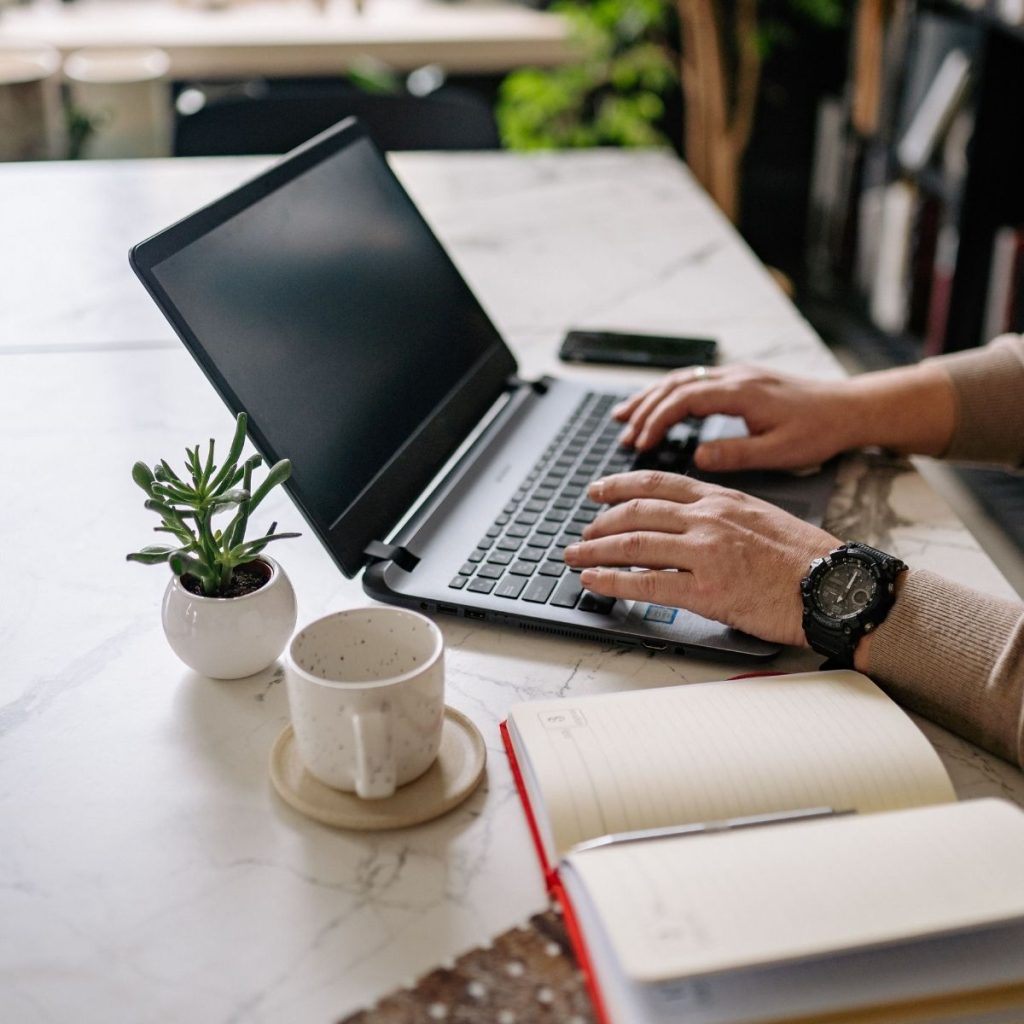 Expert-comptable au travail dans son cabinet