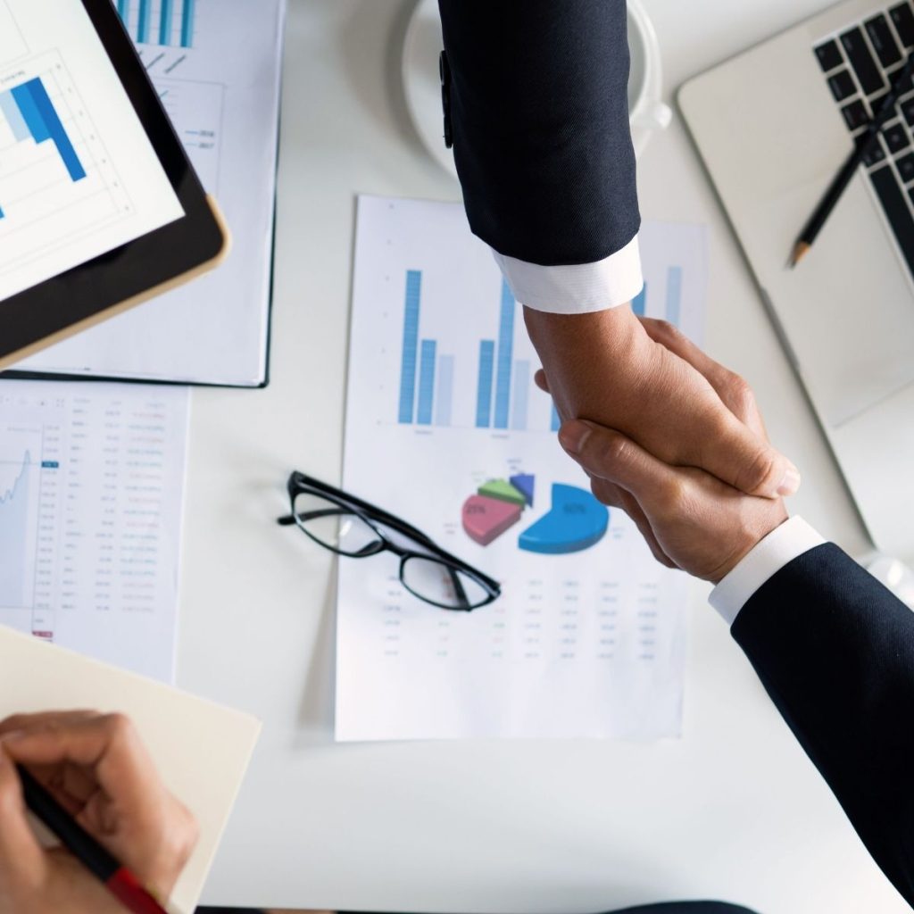 Poignée de mains professionnelle entre un expert-comptable et un client